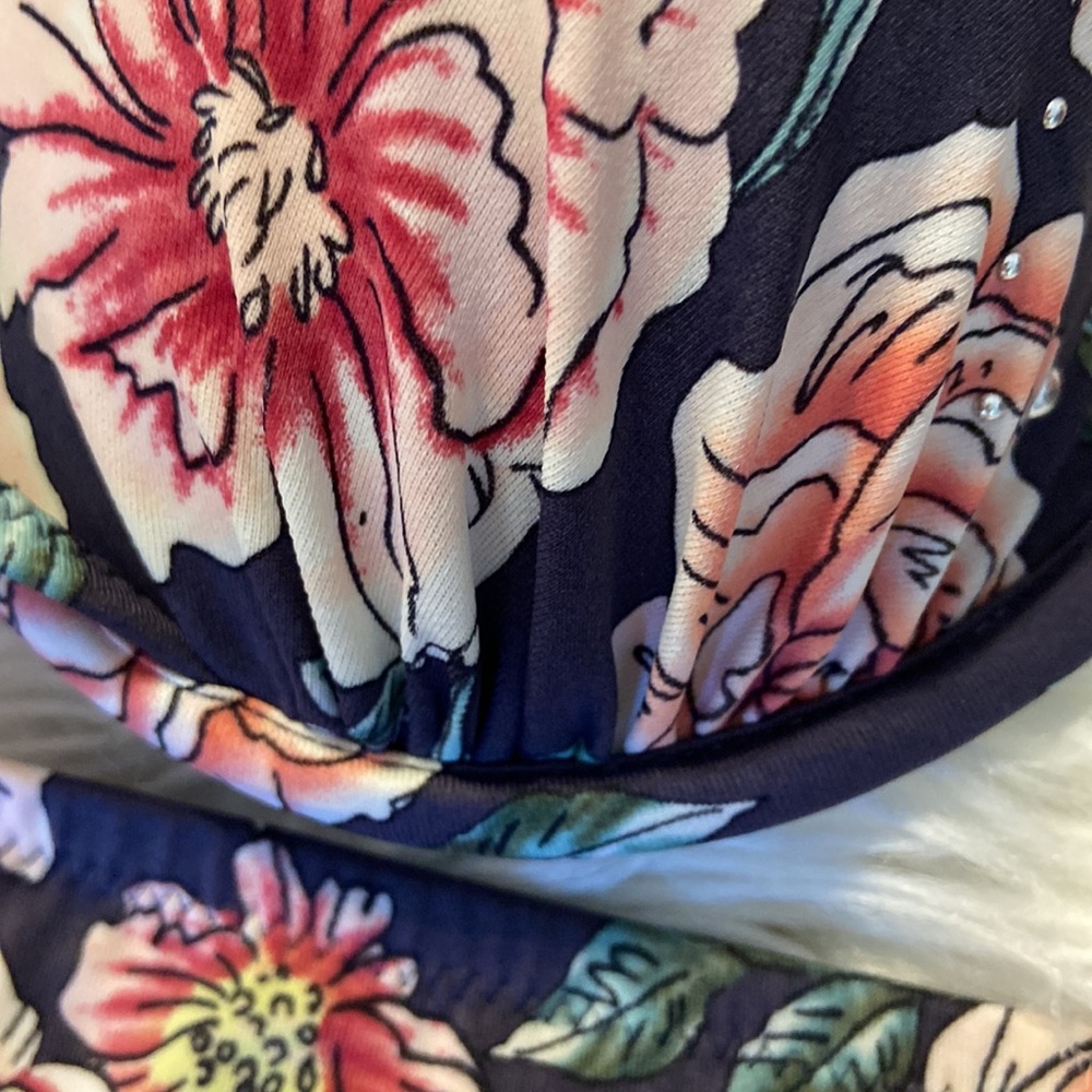 Shade & Shore two pieces swimsuit top is 36B and it’s push up and bottoms is L - Picture 11 of 12